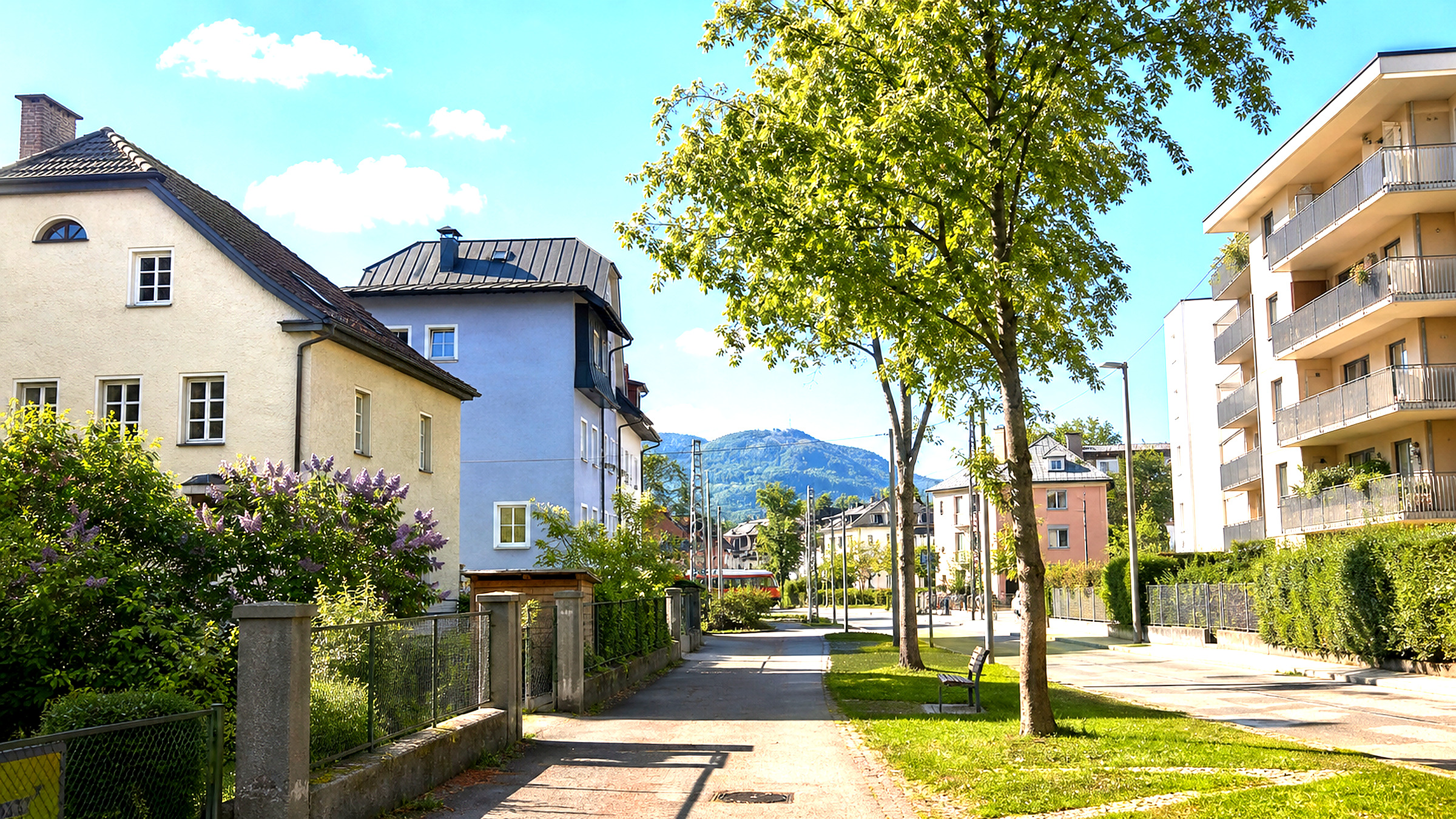 Breite Wohn- und Straßenansicht im Salzburger Stadtteil Itzling
